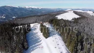 滑雪场上有滑雪者和滑雪升降机的空中滑雪斜坡。 <strong>雪山</strong>森林